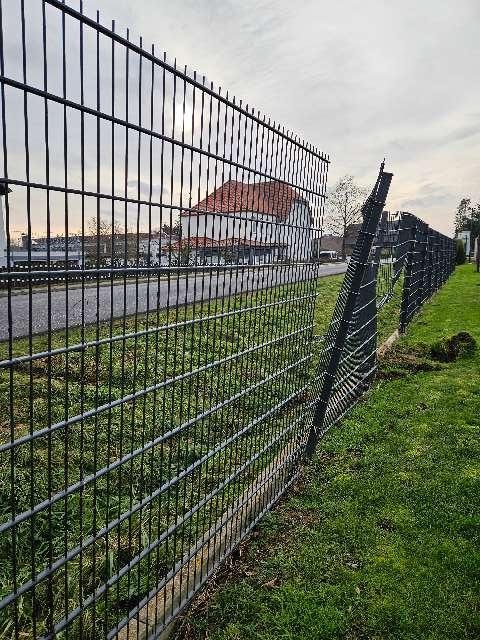 POL-GÖ: (404/2025) Hoher Sachschaden an Gewerbezaun: Ermittlungen wegen Unfallflucht in Lutterberg