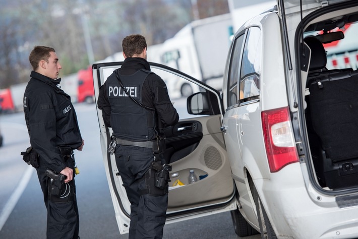 Bundespolizeidirektion München: Vor Zurückweisung: Führerschein abgegeben und Geldstrafe gezahlt - Bundespolizei beendet mutmaßliche Schleusertour auf A93