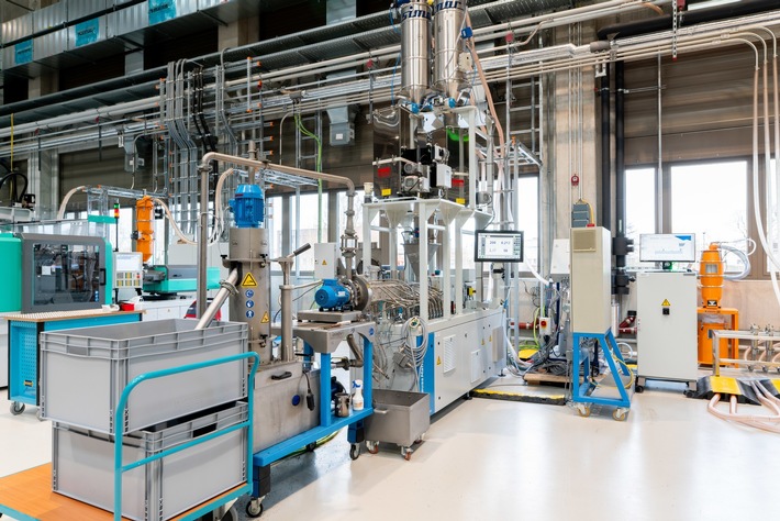 Pressemitteilung Nr. 063/2023 der Leibniz Universität Hannover  Rotorblätter und Kunststoffabfall aus der Industrie: Forschungsprojekt zum mechanischen Recycling startet