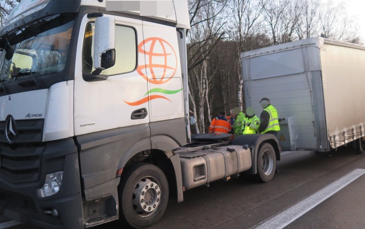 POL-DEL: Autobahnpolizei Ahlhorn: Sattelzug verliert Sattelanhänger auf der Autobahn 1 im Bereich Wildeshausen