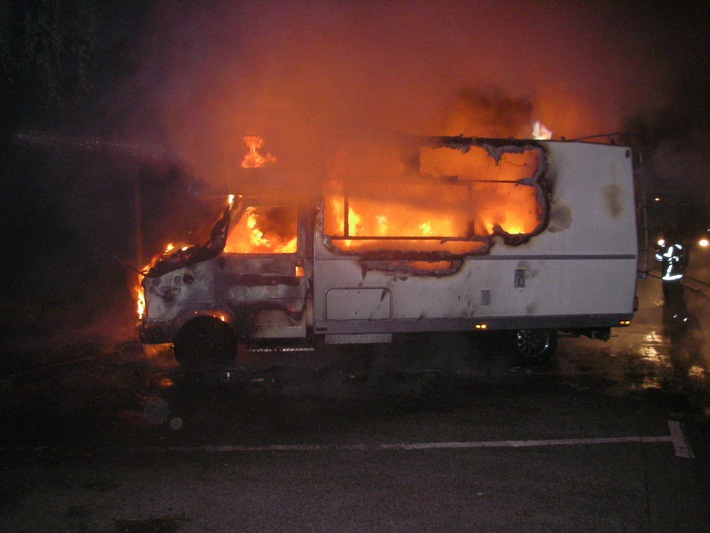 POL-DN: Voll beladenes Wohnmobil ausgebrannt