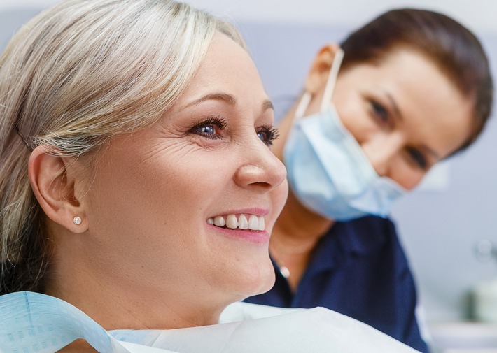 Sparen bei Zahnbehandlungen im Ausland / Worauf sollten Patienten achten? Checkliste mit zehn Tipps hilft bei der Auswahl der richtigen Zahnklinik