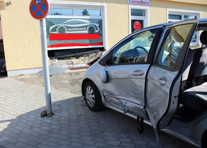 POL-MI: Auto schleudert bei Unfall in Fahrschule