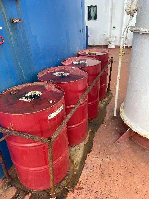 WSPI-OLD: Wasserschutzpolizei findet rostige Altölfässer auf einem Seeschiff in Nordenham