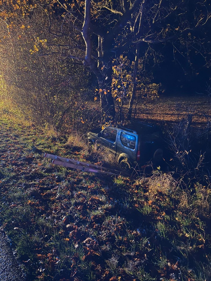 FFW Schiffdorf: Pkw kommt von Fahrbahn ab - Fahrer unverletzt