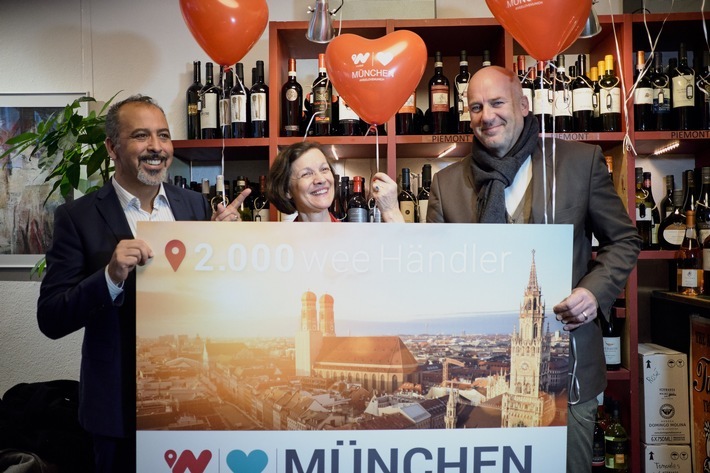 "wee" setzt erfolgreich Meilensteine und blickt optimistisch ins Jahr 2019 / Positives Fazit bei Metropolenprojekt, bargeldloser weeArena und alternativem Bezahlwesen mit Blockchain-Technologie / Visionär und "wee"-Founder Cengiz Ehliz (links) begrüßt mit Jens Schniedenharn vom Schmuckgeschäft "MARRYING" den 2.000-ten Münchner Einzelhändler für das Cashback-System beim Jubiläums-Event im Weinhandel Toskana von Inhaberin Constance Heuberger, "wee"-Pionierin. Weiterer Text über ots und www.presseportal.de/nr/122695 / Die Verwendung dieses Bildes ist für redaktionelle Zwecke honorarfrei. Veröffentlichung bitte unter Quellenangabe: "obs/weeCONOMY AG/PHILIPP BALUNOVIC"