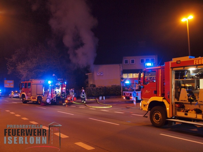 FW-MK: brennender Holzstapel an einem Wohnhaus