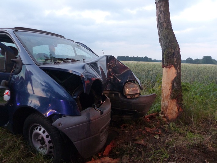 POL-MI: Kleinwagen prallt gegen Baum - 19-jähriger Lübbecker verletzt