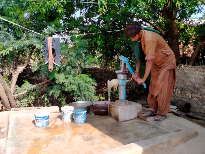 In Pakistan sorgen Handpumpen auf erhöhten Sicherheitspunkten für Wasser © archenoVa.jpeg