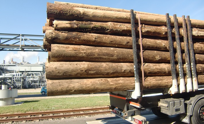 POL-K: 220303-1-BAB/K Holztransporter auf der Autobahn mit 12 Tonnen überladen