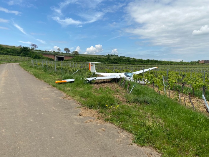 POL-PDNW: PI Grünstadt - Notlandung eines Segelflugzeugs im Wingert