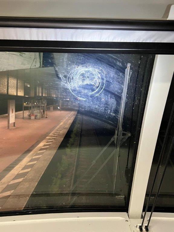 BPOL NRW: Frontscheibe von Zug zersplittert - Bundespolizei ermittelt nach Bewurf einer Lokomotive