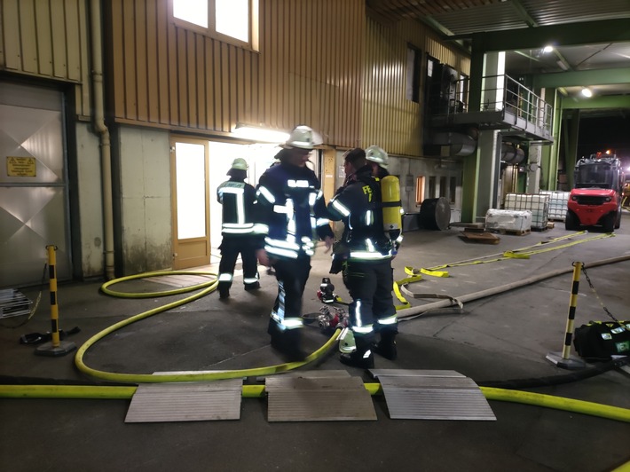 FW-AR: Brand in Chemiebetrieb in Arnsberg-Bruchhausen - Schnelles Eingreifen der Feuerwehr verhindert Ausbreitung
