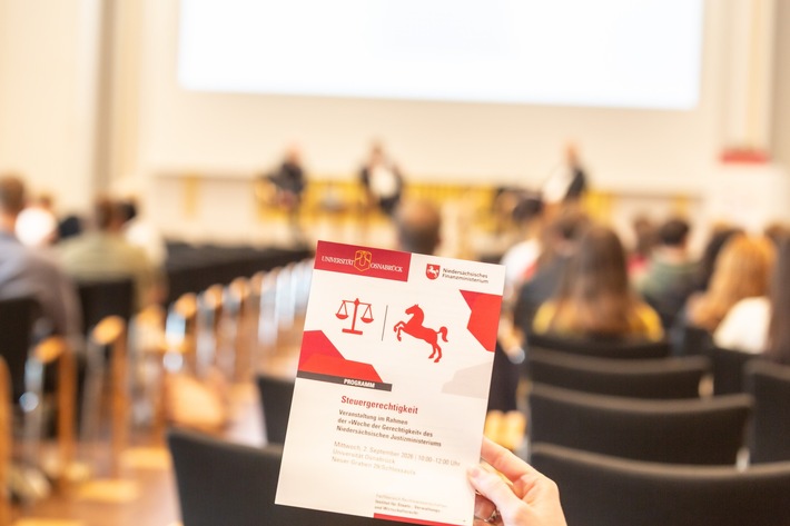 Wer zahlt wie viel? Schülerinnen und Schüler diskutieren an der Uni Osnabrück über Steuergerechtigkeit