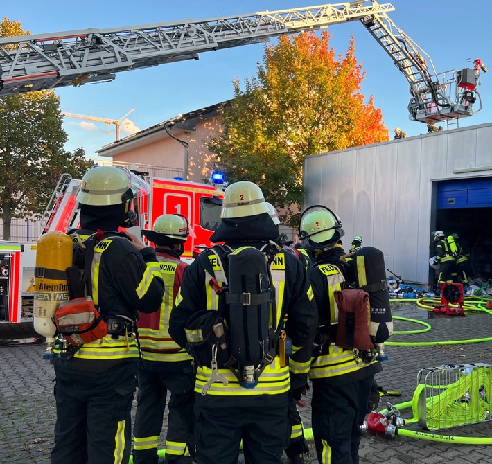 FW-BN: Feuer in einer Lagerhalle in Dransdorf