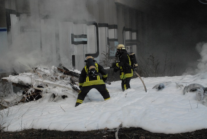 FW-DO: 16.04.2018 - Feuer in Hörde
Gerümpel und Autoreifen brennen nahe der B236