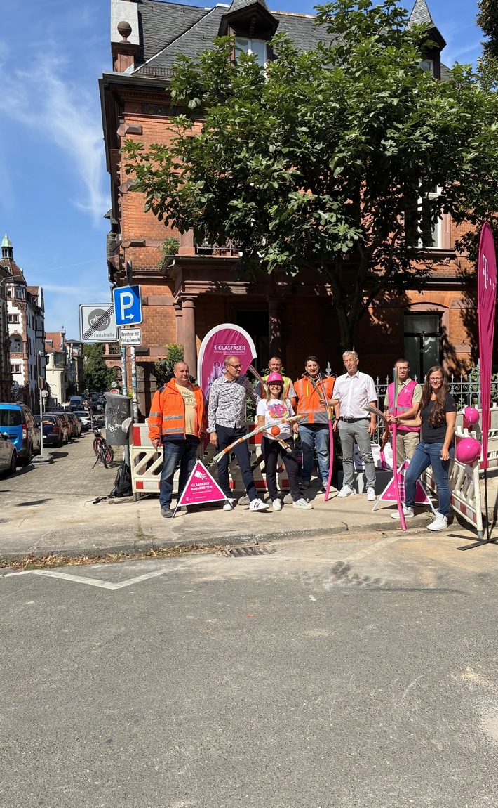 Spatenstich: Telekom startet Glasfaserausbau in der Heidelberger Weststadt