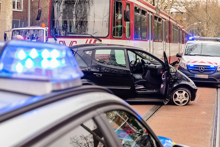 POL-DU: Dellviertel: Straßenbahn gegen Pkw - zwei Verletzte