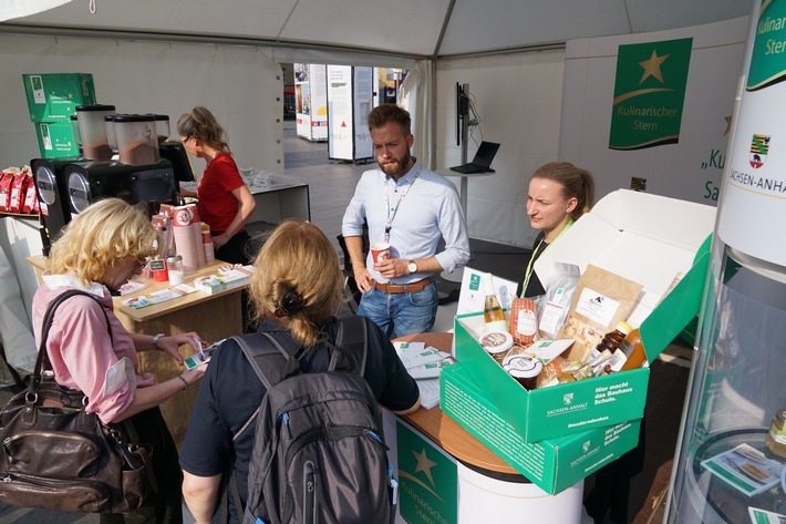 Marktplatz Sachsen-Anhalt präsentiert Unternehmen aus dem Land / Kulinarische Impressionen von der EinheitsEXPO 2021 in Halle (S.) // (c) Staatskanzlei / Daniel Baumann / Weiterer Text über ots und www.presseportal.de/nr/157804 / Die Verwendung dieses Bildes ist für redaktionelle Zwecke unter Beachtung ggf. genannter Nutzungsbedingungen honorarfrei. Veröffentlichung bitte mit Bildrechte-Hinweis.