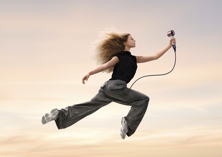 Der Reisebegleiter für das Styling unterwegs: Der Dyson Supersonic Travel Haartrockner / 32 % kleiner und 25 % leichter[1]. Und dennoch leistungsstark.