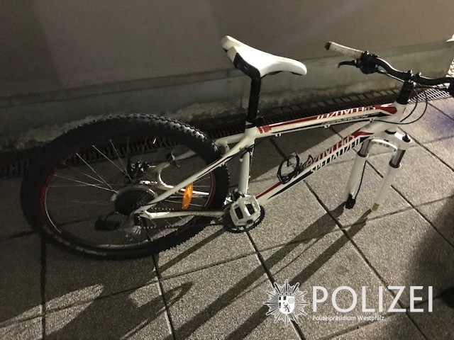 POL-PPWP: Fahrradfahrer zieht Aufmerksamkeit auf sich