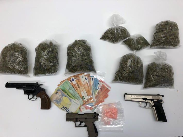 POL-SE: Pinneberg - Polizei stellt Cannabis, Bargeld und Schreckschusswaffen sicher