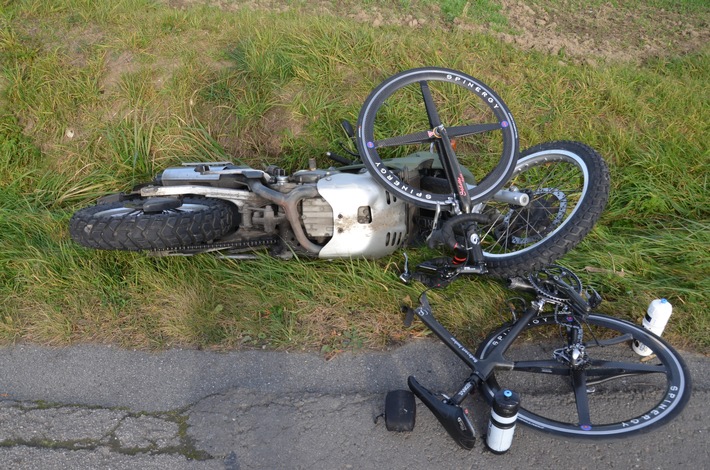 POL-HF: Verkehrsunfall mit Schwerverletztem - Radfahrer und Motorradfahrer stoßen zusammen