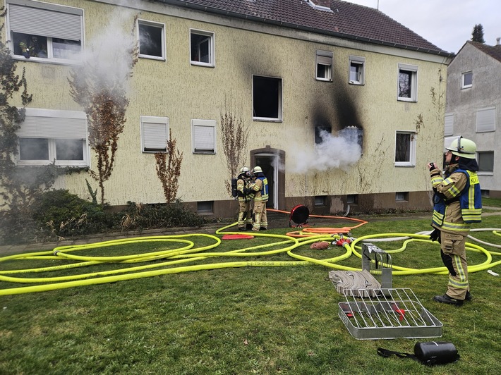 FW-KLE: Ausgedehnter Wohnungsbrand - Flammen schlagen aus Fenstern