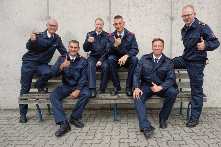 FW Ratingen: Feuerwehr Ratingen gratuliert - Eine Brandoberinspektorin und drei Brandmeister verstärken das Team