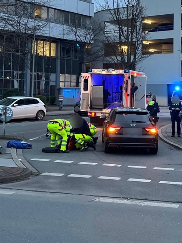 POL-DU: Altstadt: Auto und E-Scooter kollidieren miteinander - Mann leicht verletzt