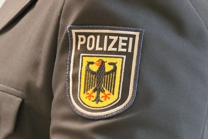 Bundespolizeidirektion München: Bundespolizei Waidhaus lobt ehrlichen Finder - Geldbeutel mit fast 3.000 Euro kehrt zurück