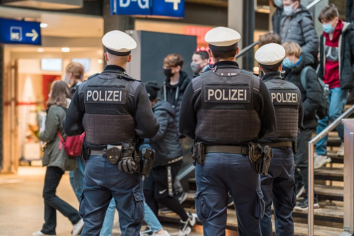 BPOL NRW: Scheibenklopfer am ICE: Zivilfahnder der Bundespolizei verhindern Gepäckdiebstahl