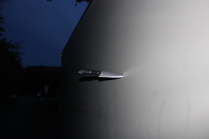 POL-HA: Anhänger auf Parkplatz in Haspe beschädigt - Messer steckte noch in der Seitenwand