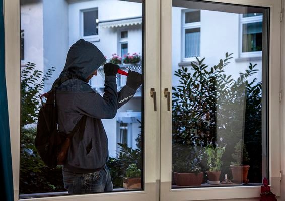 POL-REK: 180621-2: Quartett brach in Mehrfamilienhaus ein - Pulheim