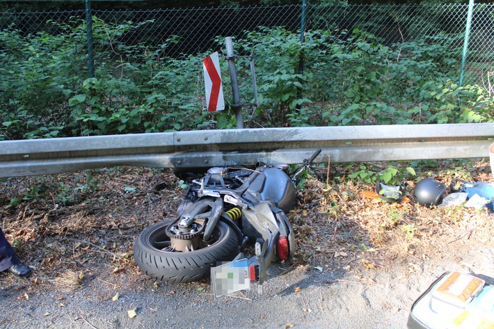 POL-RBK: Overath - Motorradfahrer kommt von der Fahrbahn ab und verletzt sich schwer