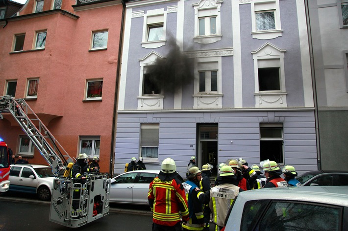 FW-E: Zimmerbrand mit Tücken, Wohnung im Altbau über innere Verbindungstreppe zwischen Erdgeschoss und erstem Obergeschoss massiv verraucht