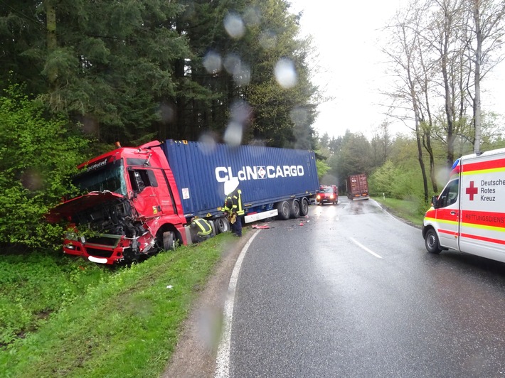 POL-PDWIL: Zwei Sattelschlepper kollidieren im Begegnungsverkehr