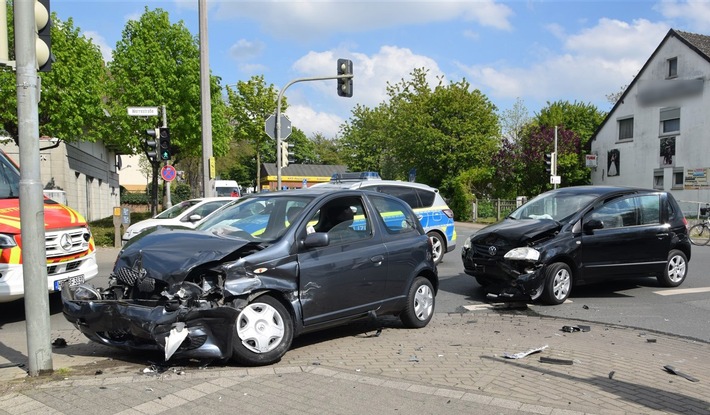 POL-HF: Zusammenstoß im Gegenverkehr- Insassen verletzt