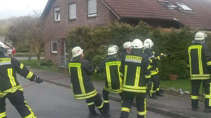 FW-KLE: Bedburg-Hau: Zahlreiche Einsätze durch Sturmtief &quot;Niklas&quot; (Fortsetzung der Meldung, Stand: 16:30 Uhr) /Baum droht auf Haus zu stürzen