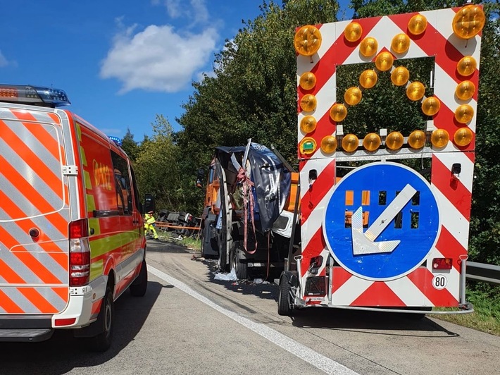 FW VG Asbach: LKW Unfall auf der A3 / 2 Leichtverletzte - lange Vollsperrung der Autobahn