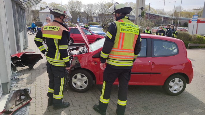 FW Celle: PKW gegen Hauswand