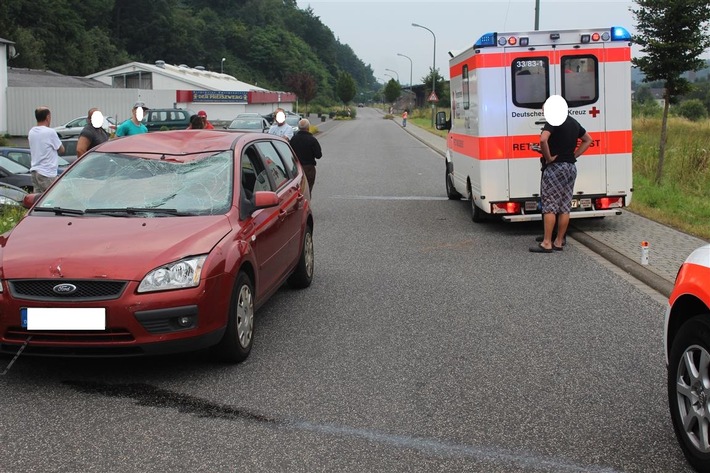 POL-PPTR: Lebensbedrohliche Verletzungen erlitt ein Radfahrer nach einem Zusammenstoß mit einem Pkw.