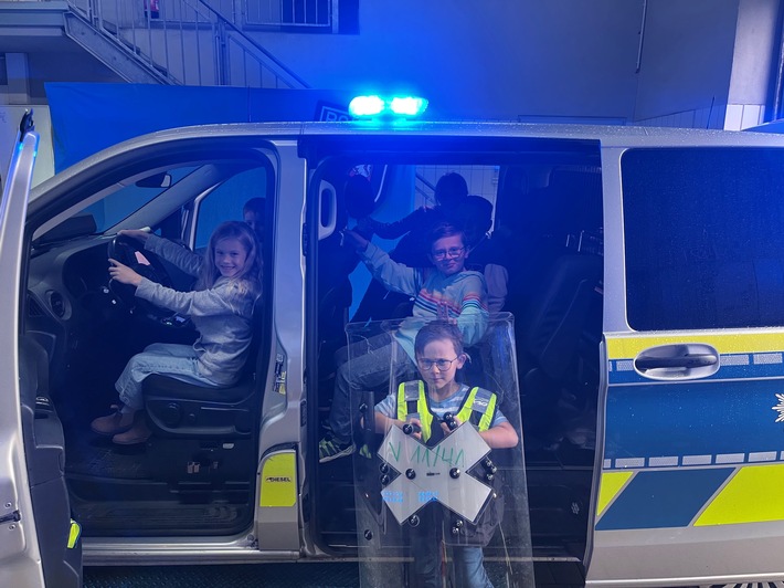 POL-VIE: "Türen auf! Hier kommt die Maus" - über 25 Kinder mit Eltern zu Gast bei der Kreispolizei Viersen