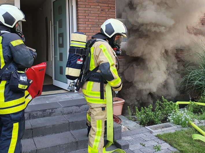 FW-Dorsten: +++ Kellerbrand mit Menschenrettung +++