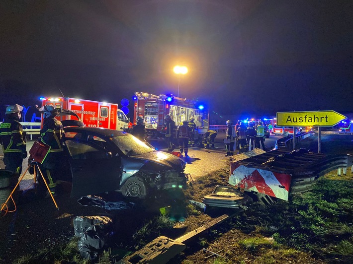 FW-DO: 27.12.2021 - Dortmund Verkehrsunfall mit eingeklemmter Person auf der B236 Fahrtrichtung Lünen
