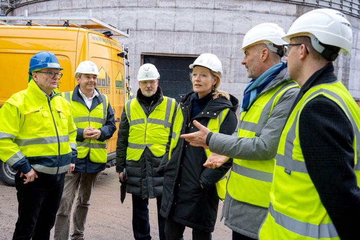 Decarbonization of coal-fired power plant: Minister Thekla Walker (from the Alliance 90/The Greens party) catches up on the progress being made by the Koehler Group on its construction projects