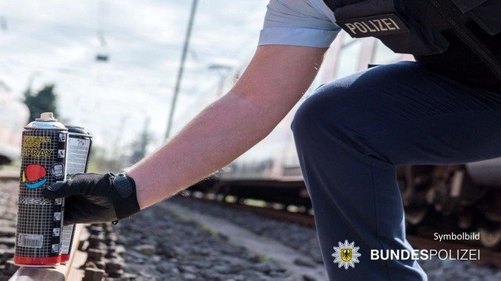 BPOL-KS: Reisezugwagen im Hauptbahnhof Kassel mit Farbe besprüht