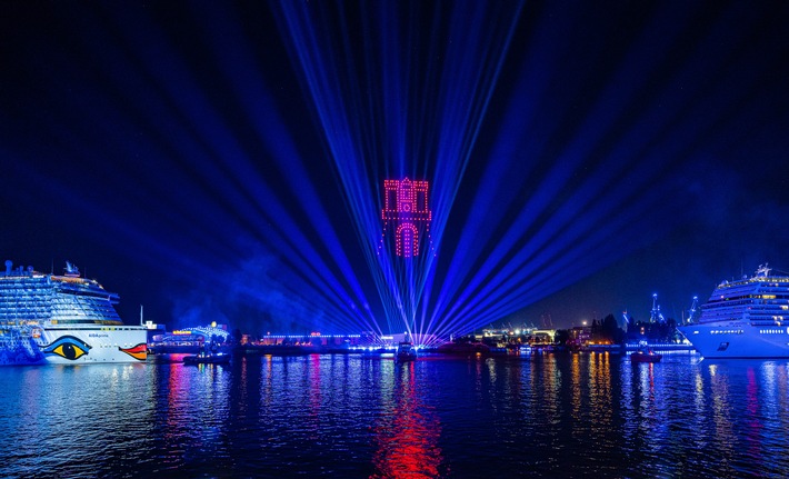 Spektakuläre Lichtinszenierung am Samstagabend der Hamburg Cruise Days_AIDAprima und MSC Magnifi.JPG