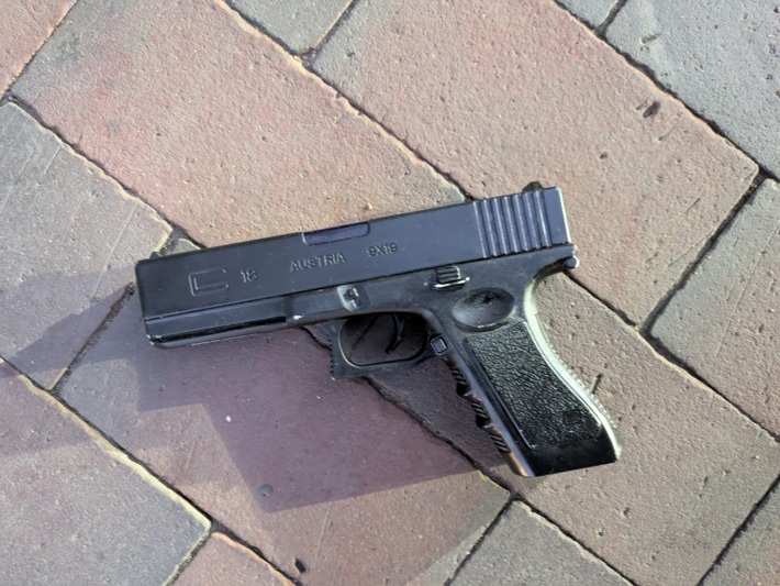 POL-HRO: Jugendliche in Wismar mit täuschend echter Pistole unterwegs