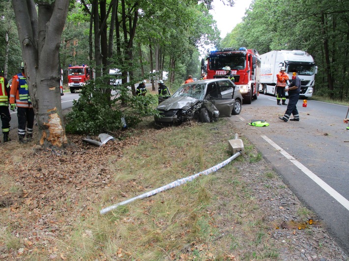 POL-LG: ++ Kontrolle verloren - gegen Baum geprallt - schwer verletzt ++